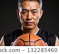 拿著籃球的成熟男人 132285460