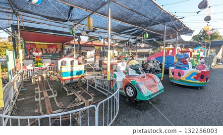 Retro amusement park rides 132286003