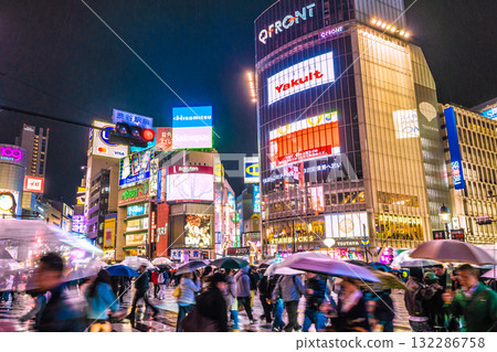 Tokyo cityscape in Japan: "No nuisance, no nuisance! No nuisance Halloween!" Shibuya bustling with foreign tourists even on a rainy night (22nd) Tokyo cityscape in Japan: "No nuisance, no nuisance! No nuisance Halloween!" Shibuya bustling with foreign tourists even on a rainy night (22nd) 132286758