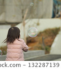 追逐肥皂泡的女孩 132287139