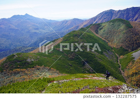 東部的秋天 大雪山 石漾岳與登山者 東部的秋天 大雪山 石漾岳與登山者 132287575