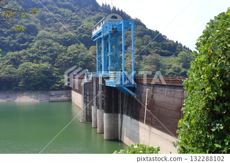 市房水壩：從上方俯瞰下游副壩 132288102