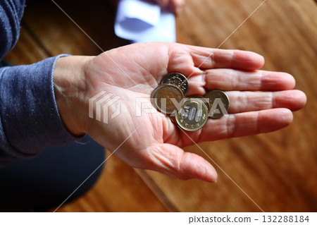 老年婦女的手部思考退休、儲蓄和現金管理的生活費用 132288184