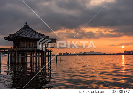 琵琶湖上漂浮的萬月寺浮見堂的晨景 琵琶湖上漂浮的萬月寺浮見堂的晨景 132288577