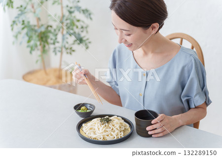 一名婦女正在吃 Zaru Udon 132289150