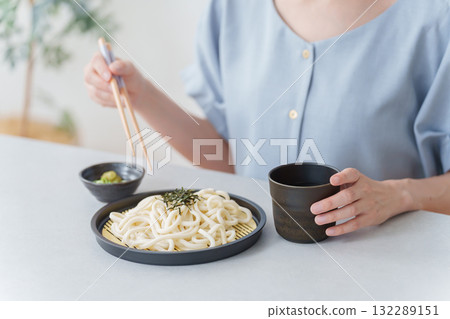 一名婦女正在吃 Zaru Udon 一名婦女正在吃 Zaru Udon 132289151