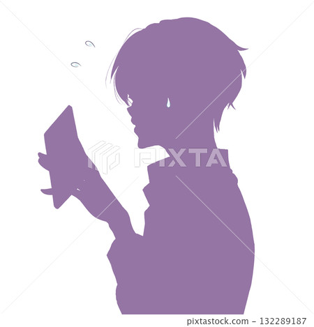 一名手持智慧型手機的男子,側面輪廓 一名手持智慧型手機的男子,側面輪廓 132289187