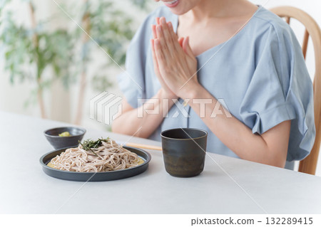A woman eating cold soba noodles 132289415