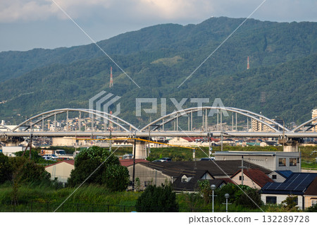 一座巨大的渡槽橋橫跨河流，背景是山脈 132289728