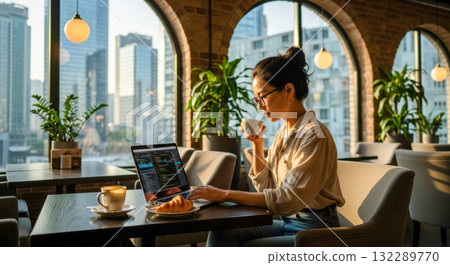 使用便攜式計算機的婦女在咖啡館 132289770