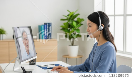 女性醫護人員透過電腦螢幕為老年人進行線上醫療諮詢 女性醫護人員透過電腦螢幕為老年人進行線上醫療諮詢 132289975