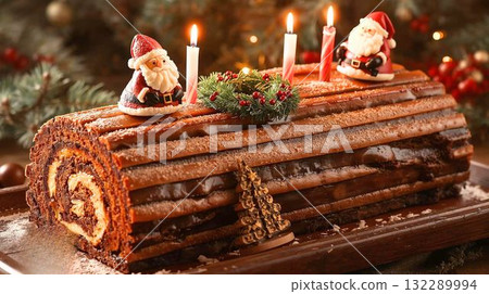 聖誕布赫德諾爾 (Buche de Noel) 上面放著聖誕老人糖果 132289994