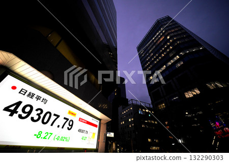 Tokyo cityscape in Japan: Tokyo Stock Price Index reaches new record high of 3266.43. Nikkei average stock price 49,307 yen.../closing price = 22nd 132290303