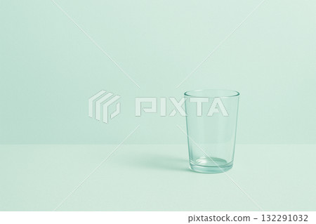 柔和薄荷色背景上的透明玻璃 柔和薄荷色背景上的透明玻璃 132291032