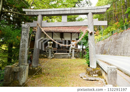 [南櫻村諦訪神社的參道與鳥居] 132291197