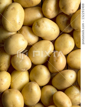 Raw yellow potatoes background 132291408