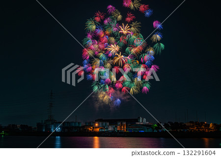 衣浦港祭煙火大會 煙火大會和工廠夜景 衣浦港祭煙火大會 煙火大會和工廠夜景 132291604