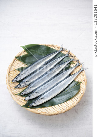 竹漏勺中的新鮮秋刀魚 132291641