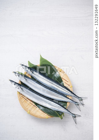 竹漏勺中的新鮮秋刀魚 竹漏勺中的新鮮秋刀魚 132291649