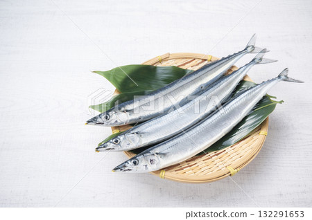 竹漏勺中的新鮮秋刀魚 132291653