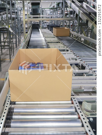 packing line in a logistics warehouse. conveyor belt in a modern production line 132291672