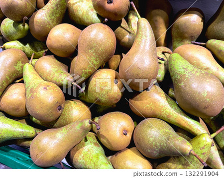 A pile of brown ripe pears 132291904