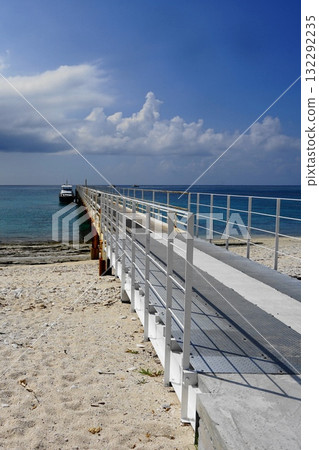 通往蔚藍大海的高速船碼頭。十月，沖繩本島。 398 慶良間群島 長島碼頭。 132292235