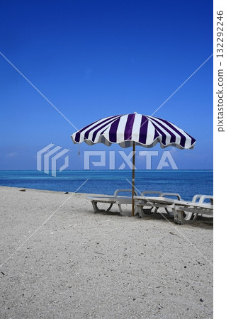 海灘和地平線上的遮陽傘。十月，沖繩本島。 409 海灘和遮陽傘，納甘努島。 132292246
