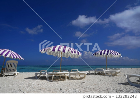 海灘和地平線上的遮陽傘。十月，沖繩本島。 411 海灘和遮陽傘，Nagannu 島。 132292248