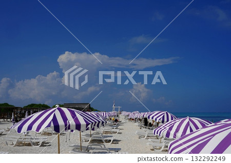 海灘和地平線上的遮陽傘 十月 沖繩本島 412 海灘和遮陽傘 Nagannu 島 132292249