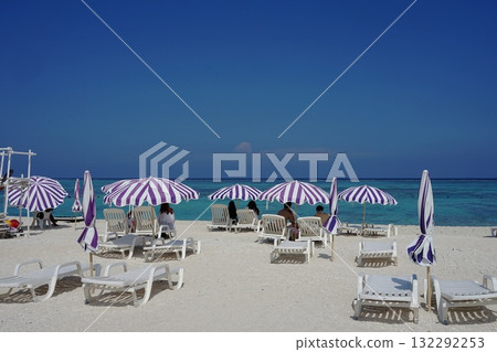 海灘和地平線上的遮陽傘 十月 沖繩本島 416 海灘和遮陽傘 Nagannu 島 132292253