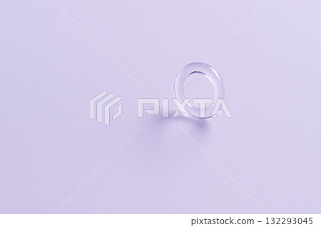 淺淡紫色背景上的玻璃環 132293045