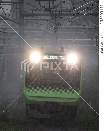 山手線在突如其來的暴雨中行駛 132293155