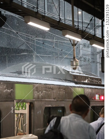 山手線突然下起傾盆大雨 山手線突然下起傾盆大雨 132293159