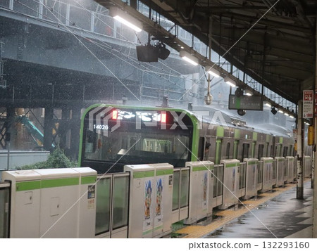 山手線列車在突如其來的暴雨中出發 山手線列車在突如其來的暴雨中出發 132293160