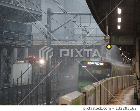 突如其來的傾盆大雨中，火車出發 132293162
