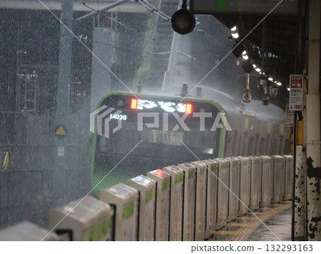 山手線大雨中發車 132293163