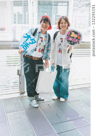 heterosexual couple, idol, checkered shirt 132293191