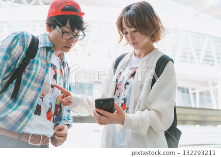heterosexual couple, smartphone, sumaho 132293211