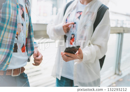 sex, heterosexual couple, smartphone 132293212