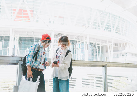 sex, heterosexual couple, smartphone 132293220