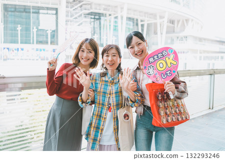 parenthood, parent and child, Mother Daughter 132293246