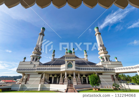 Masjid Duli Pengiran Muda Haji Al-Muhtadee Billah Mosque, Bandar Seri Begawan, Brunei, with minarets and green domes Masjid Duli Pengiran Muda Haji Al-Muhtadee Billah Mosque, Bandar Seri Begawan, Brunei, with minarets and green domes 132294068
