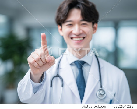 醫生指點和微笑的肖像,醫療和保健。 醫生指點和微笑的肖像,醫療和保健。 132294222