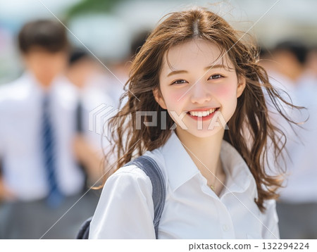 身穿制服的高中女生微笑的肖像 132294224
