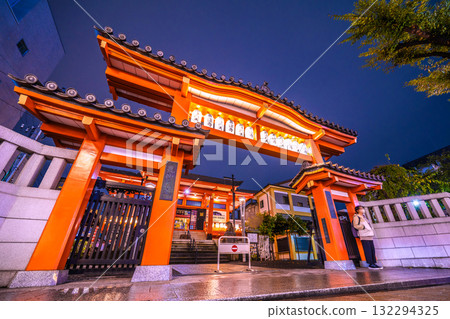 日本東京的都市景觀。充滿氛圍的城鎮。夜晚的神樂坂，細雨「舞動」。毗沙門天和其他寺廟的景色。 132294325