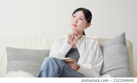 Asian woman taking notes on ideas at home 132294648