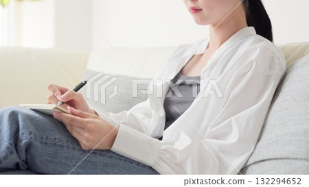 亞洲女性在家記錄想法 132294652