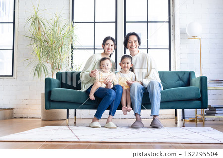 一個在客廳裡放鬆的年輕家庭 132295504