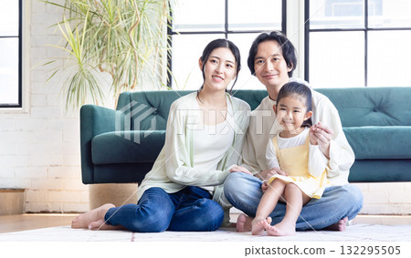 一個在客廳裡放鬆的年輕家庭 132295505